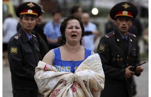 8. Một nạn nhân sống sót vẫn chưa hết bàng hoàng sau vụ chìm tàu trên sông Volga (Nga) vào ngày 10/7/2011. (Ảnh: Reuters)